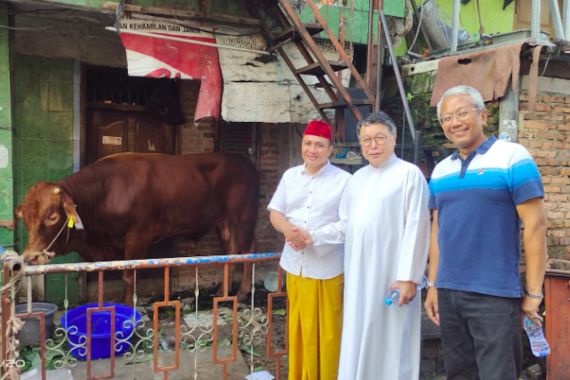 Gereja Santa Theresia Jakarta Serahkan Hewan Kurban ke Ustaz Babay di Tanah Abang - JPNN.COM