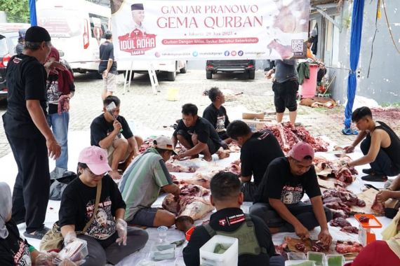 Sahabat Ganjar Bagikan Daging Kurban untuk Warga Jakarta dan Depok - JPNN.COM