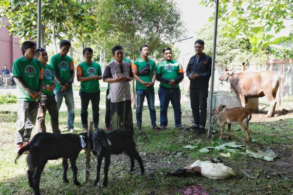 Iduladha 2023, Komunitas Ojol Ganjar Sembelih Belasan Hewan Kurban di Banten - JPNN.COM