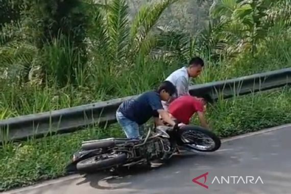 Seru, Aksi Heroik Polisi Menggagalkan Begal Motor - JPNN.COM