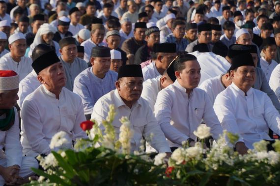 Prabowo dan Iwan Bule Salat Iduladha Bersama di Stadion Mandalamukti Cikalong Wetan - JPNN.COM