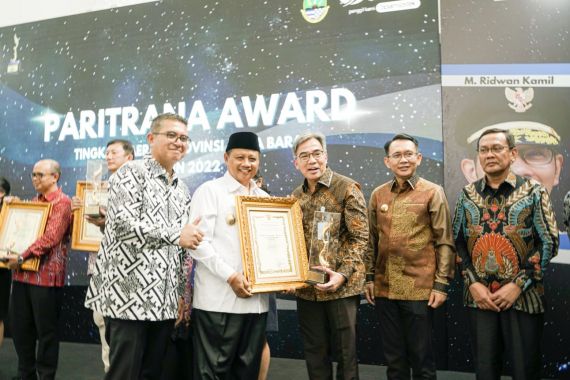 Optimalkan Jamsostek, Bank BJB Raih Paritrana Award 2022 Tingkat Provinsi Jawa Barat - JPNN.COM