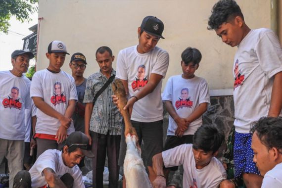 Orang Muda Ganjar Jatim Sembelih Hewan Kurban untuk Warga di Surabaya - JPNN.COM