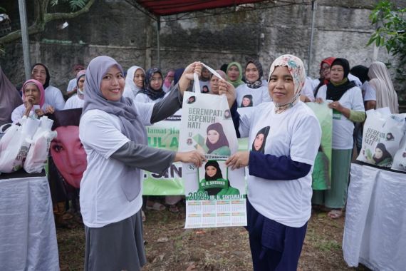 Sukarelawan Sintawati Berbagi Daging Kurban untuk Warga Jagakarsa - JPNN.COM