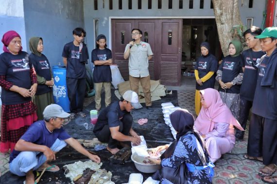 Ganjar Muda Padjajaran Bersama Warga Memotong Hewan Kurban di Indramayu - JPNN.COM