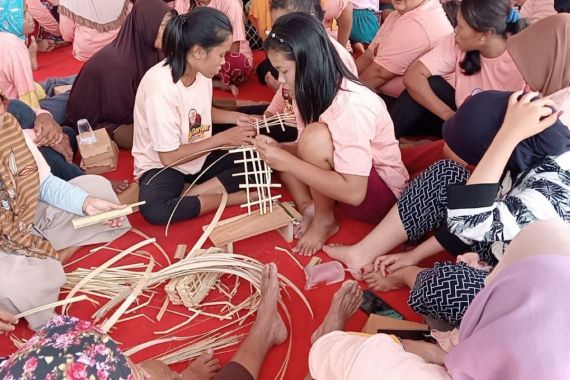 Mak Ganjar Mengajarkan Ibu-Ibu di Banyuwangi Cara Membuat Besek Ikan - JPNN.COM