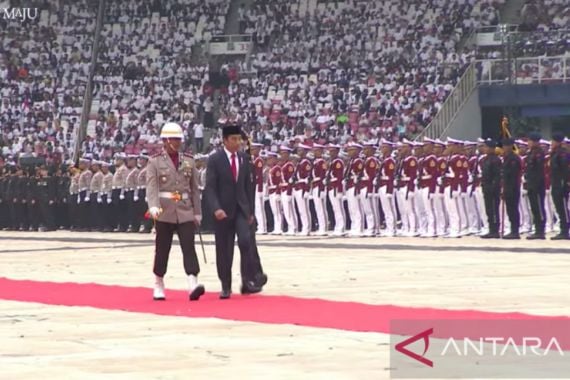 Jalan Kaki Cek Pasukan Polri di GBK, Jokowi: Memang Cukup Jauh, tetapi - JPNN.COM