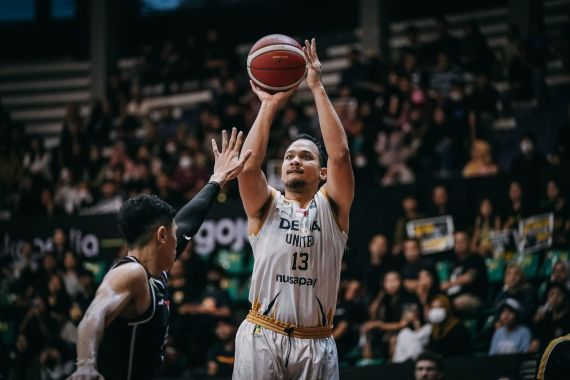 Kaleb Ramot Gemilang Perpanjang Napas Dewa United Banten di IBL Playoff 2023 - JPNN.COM