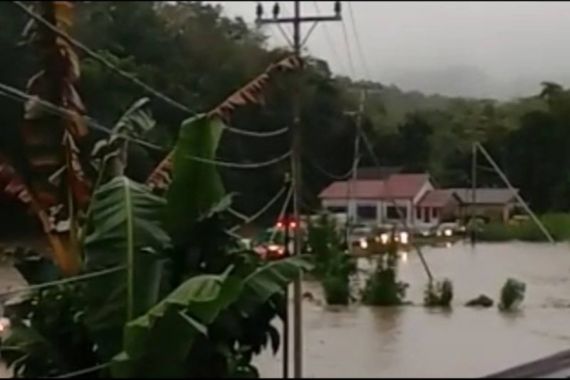 Warga Bengkayang Kalbar Diimbau Waspada Banjir Bandang Susulan - JPNN.COM