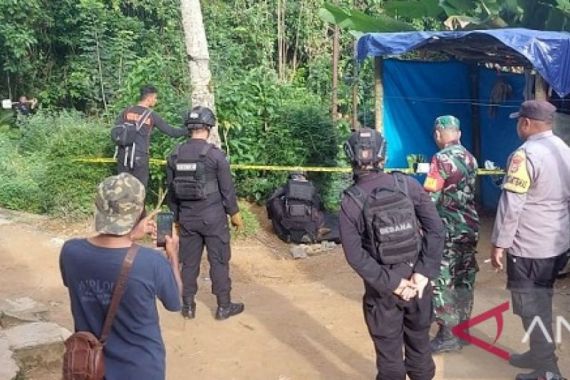 Unit Jibom Satbrimob Polda Maluku Memusnahkan Bom Militer Jenis Proyektil - JPNN.COM