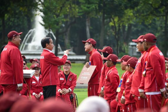 Jokowi Berikan Bonus kepada Atlet ASEAN Paragames 2023, Ada yang Dapat Setengah M - JPNN.COM