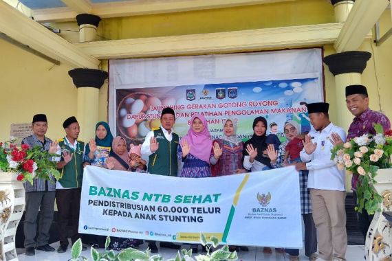 Cegah Stunting, Baznas NTB Salurkan 294 Tray Telur di Desa Aik Berik Lombok Tengah - JPNN.COM