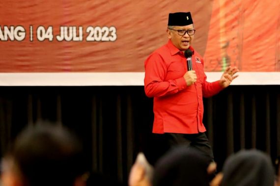 Hasto PDI Perjuangan: Pak Jokowi Mendukung Prabowo? Itu Tidak Benar - JPNN.COM