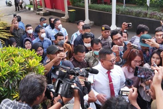 Lihat, Brigjen Endar Disambut Bak Pahlawan saat Tiba di Gedung KPK, Surat Kapolri juga Dibawa - JPNN.COM