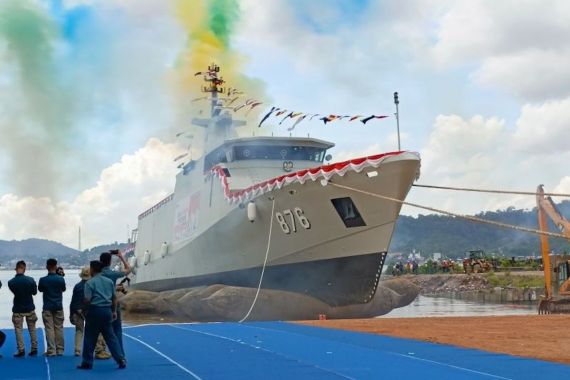 TNI AL Meluncurkan KRI Tuna-876 - JPNN.COM