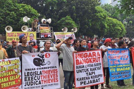 Puluhan Massa Tuntut KPK Jangan Jegal Anies Maju Pilpres 2024 - JPNN.COM