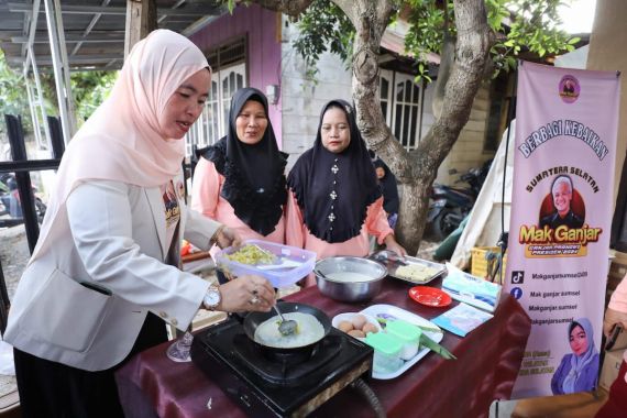 Mak Ganjar Bikin Pelatihan Pembuatan Martabak Kentang untuk Ibu-Ibu di Palembang - JPNN.COM