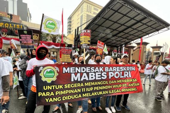 Geruduk Mabes Polri dan BPK, Massa Minta Tambang Ilegal di Sultra Diusut - JPNN.COM