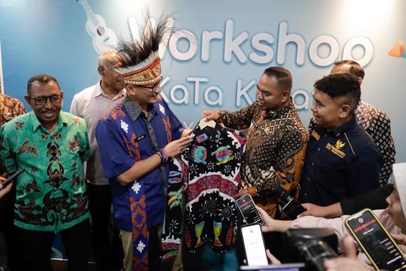 Sandiaga Puji Karya Anak Muda PYCH dan Ajak Masyarakat Sukseskan Papua Street Carnival - JPNN.COM
