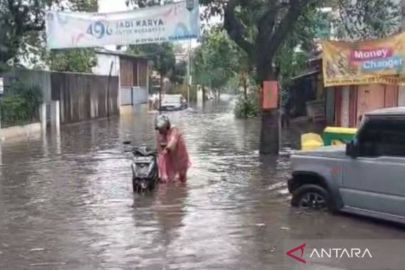 Baru Diguyur Hujan, Jakarta Selatan Sudah Banjir - JPNN.COM