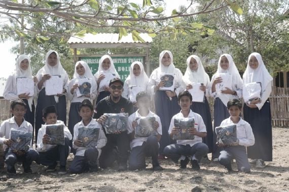 Golden Future Indonesia Bagikan Ribuan Paket Seragam Sekolah di Daerah Pedalaman  - JPNN.COM