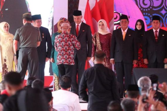 Ganjar Pranowo dan Istri Terima Penghargaan Satyalencana Wira Karya - JPNN.COM