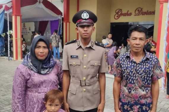 Anak Kuli Bangunan jadi Polisi, Sang Ayah Berterima Kasih kepada Kapolri - JPNN.COM