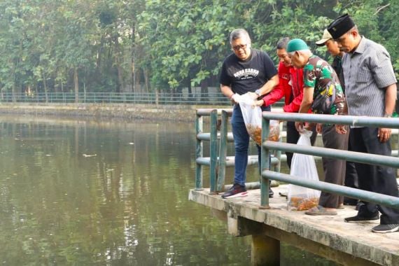 Canda 'Kerja Sama Politik' Ikan Warna-Warni dalam Plastik di Ultah Hasto PDIP - JPNN.COM