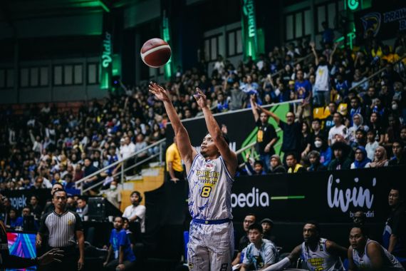 Yudha Saputera Bawa Prawira Bandung ke Semifinal IBL 2023 - JPNN.COM