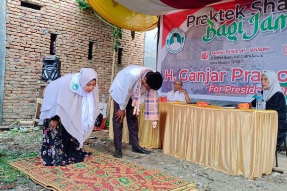Tuan Guru Sahabat Ganjar Gelar Praktik Salat Khusyuk di Medan - JPNN.COM