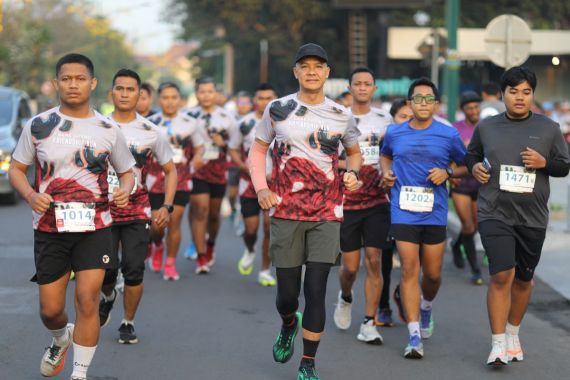 Ganjar Pranowo Lari Bareng Joker, Sempat Heran Lihat Orang Pakai Batik - JPNN.COM