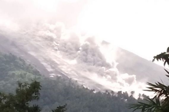 Gunung Karangetang Meluncurkan Awan Panas Guguran, Warga Dusun Bolo Diungsikan - JPNN.COM