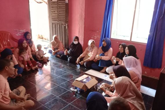 Mak Ganjar Ajarkan Ibu-Ibu Cara Membuat Roti Jadul di Bandar Lampung - JPNN.COM