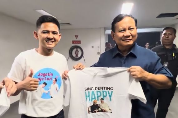 Prabowo Nonton Konser Ari Lasso, Fan Menghadiahi Kaus 'Sing Penting Happy' - JPNN.COM