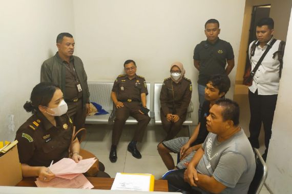 Dua Penambang Ilegal di Pekanbaru yang Ditangkap Polda Riau Diserahkan ke Jaksa - JPNN.COM