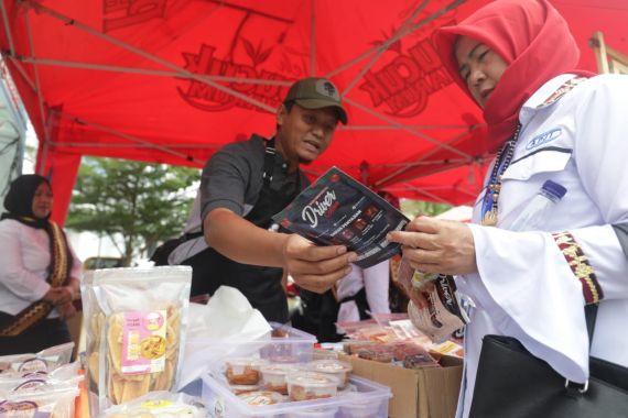 Sukarelawan SandiUno Bantu Perluas Akses Pemasaran UMKM di Festival Krakatau - JPNN.COM