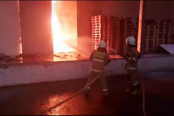 Kerugian Gudang Bahan Baku Obat di Cawang yang Terbakar Mencapai Rp 20 Miliar - JPNN.COM