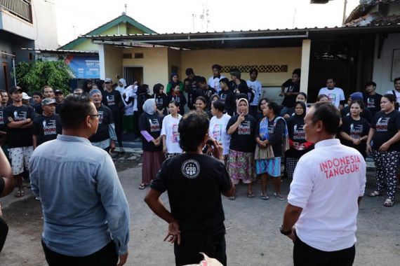 Ganjaran Buruh Berjuang Gelar Bersih-Bersih Lingkungan Bareng Warga di Tegal - JPNN.COM