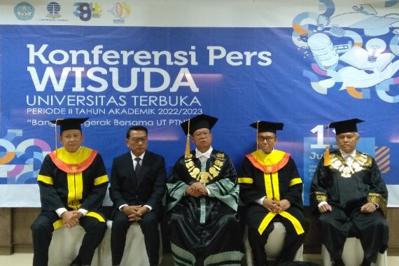 2 Lulusan UT Dinobatkan sebagai Wisudawan Kehormatan, Bukan Orang Sembarangan - JPNN.COM