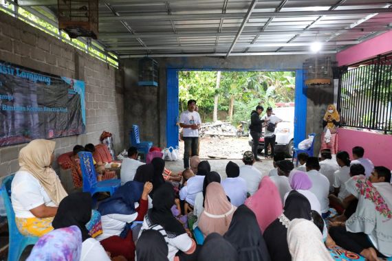 Komunitas Nelayan Ganjar Beri Bantuan Untuk Korban Banjir Bandang di Tanggamus - JPNN.COM