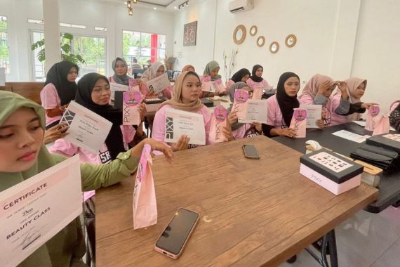 Sukarelawan di Jambi Perkenalkan Sosok Ganjar Lewat Pelatihan Kecantikan - JPNN.COM