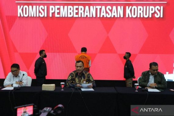 KPK Jebloskan Sekretaris Mahkamah Agung Hasbi Hasan ke Sel Tahanan - JPNN.COM