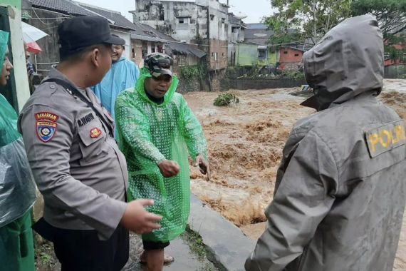Korban Terseret Arus Saat Banjir di Kabupaten Malang Ditemukan Sudah Meninggal Dunia - JPNN.COM