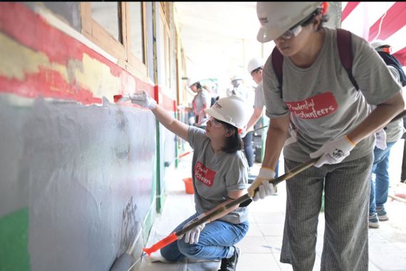 Prudence Foundation Renovasi Rumah dan Fasilitas Umum untuk Warga di Babakan Madang - JPNN.COM