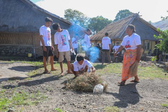 Orang Muda Ganjar Bersama Warga Gotong Royong Bersihkan Tempat Wisata di Lombok Utara - JPNN.COM