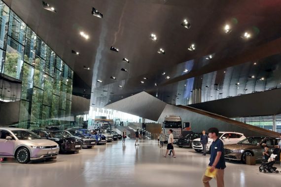 Pengalaman Seru ke Hyundai Motorstudio Goyang, Ada Boneka Paling Mahal di Dunia - JPNN.COM