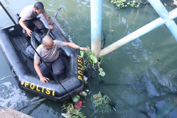 Personel Polda Sumsel Bersih-Bersih Sungai Sekanak - JPNN.COM