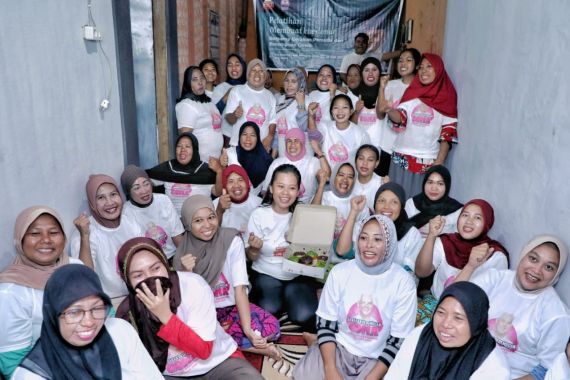Gerakan Pemuda dan Perempuan Ganjar Gelar Pelatihan Membuat Donat Bagi Masyarakat Gowa - JPNN.COM