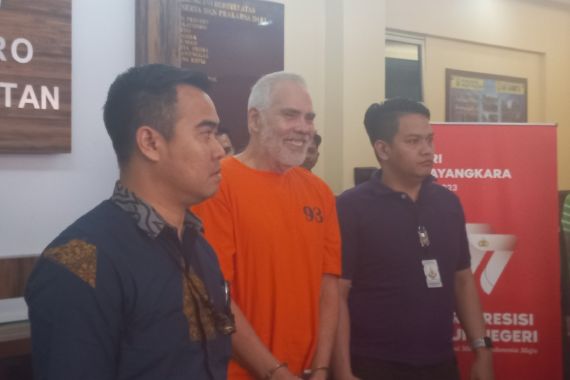 Muncul Pakai Baju Tahanan, Pierre Gruno Hanya Tebar Senyuman - JPNN.COM