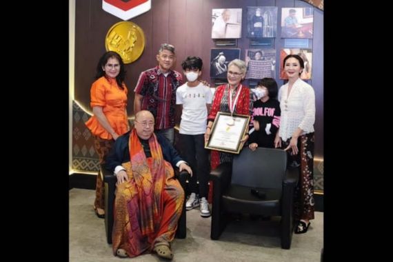 Sukses Mendaki Puncak Gunung Rinjani, Nenek 71 Tahun asal Bekasi Meraih Penghargaan MURI - JPNN.COM